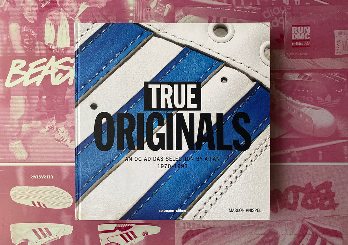 Buchcover True Originals mit Titel über Detailaufnahme eines blau-weißen Turnschuhs auf pinkem Hintergrund.