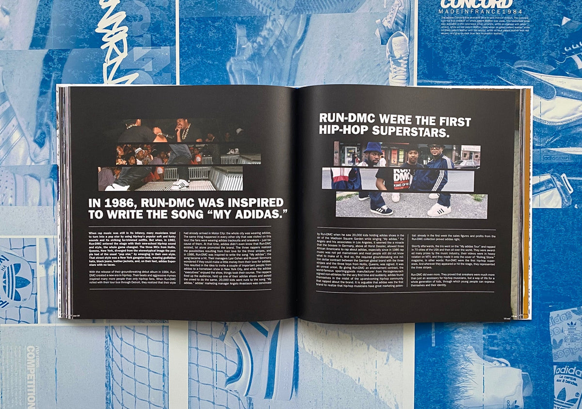 Aufgeschlagenes Buch mit Run-DMC Fotos und Text über den Song My Adidas auf blauem Hintergrund.