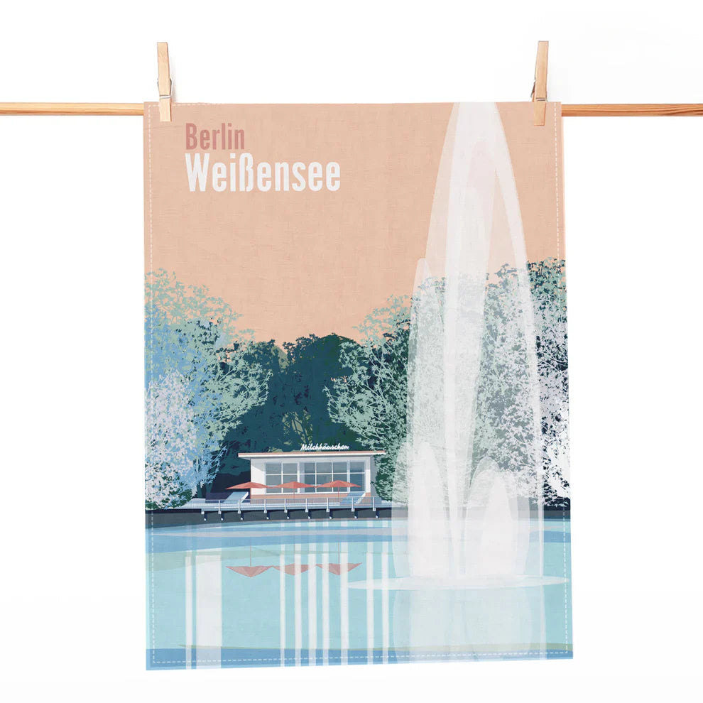 Geschirrtuch mit Illustration des Freibads Weißensee und Schriftzug Berlin Weißensee