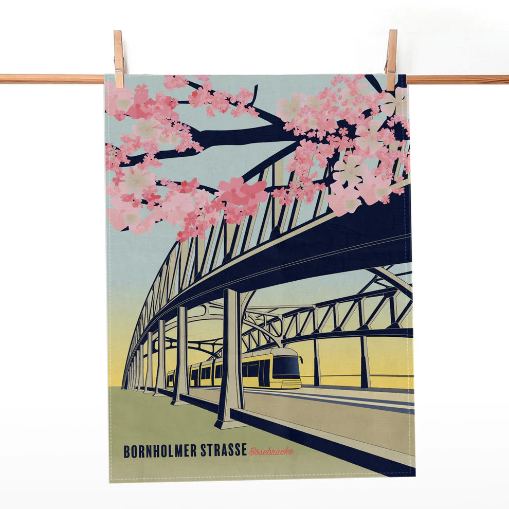 Geschirrtuch mit Illustration der Hochbahnstation Bornholmer Straße unter blühenden Kirschbäumen