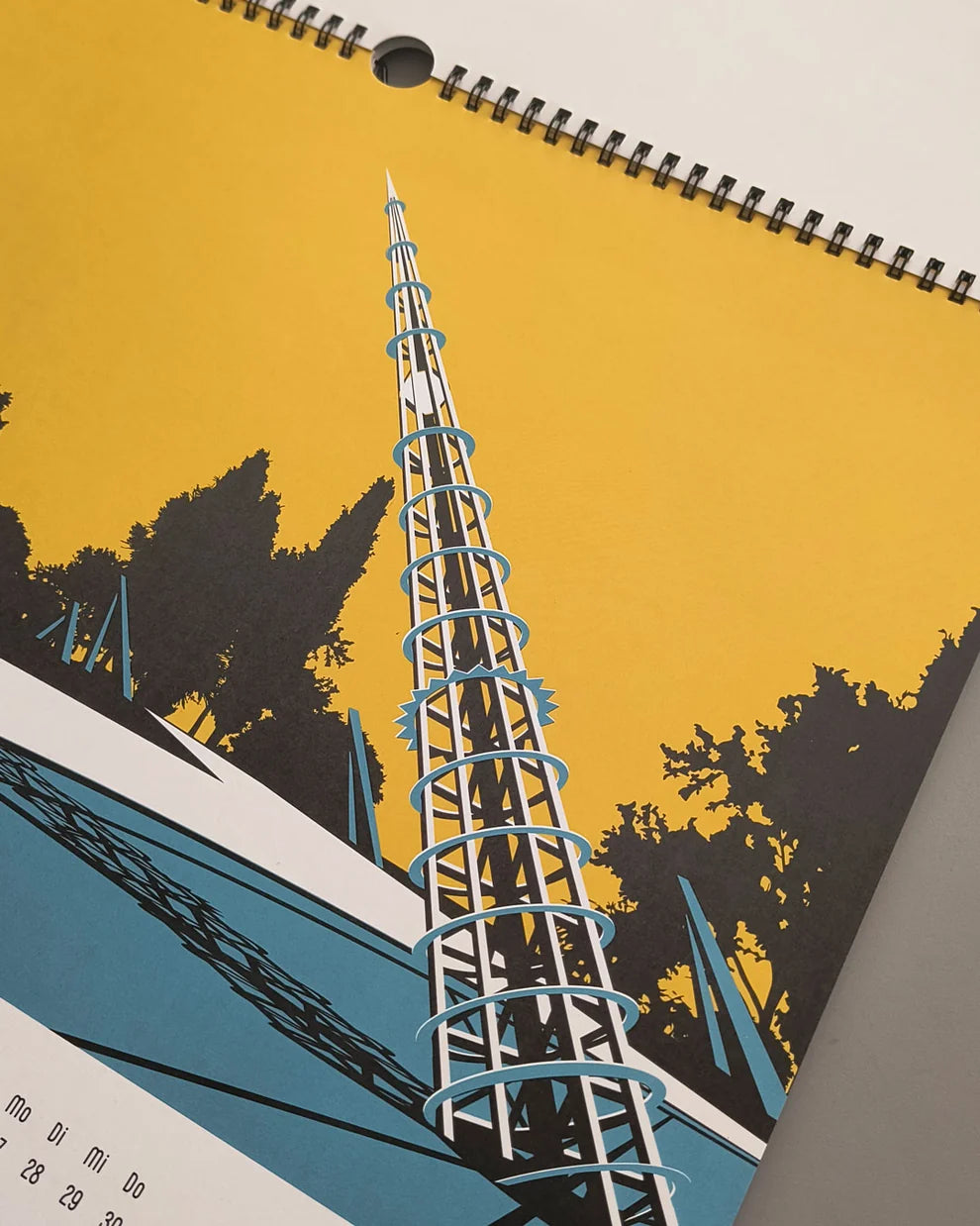 Illustration des Berliner Funkturms in Schwarz, Weiß und Türkis auf gelbem Grund im Wandkalender 2027.
