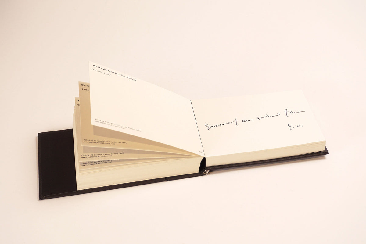 Aufgeschlagenes Buch Why Are You Creative mit transparenten Folien und handschriftlicher Notiz Becoming I am what I am auf weißem Hintergrund.
