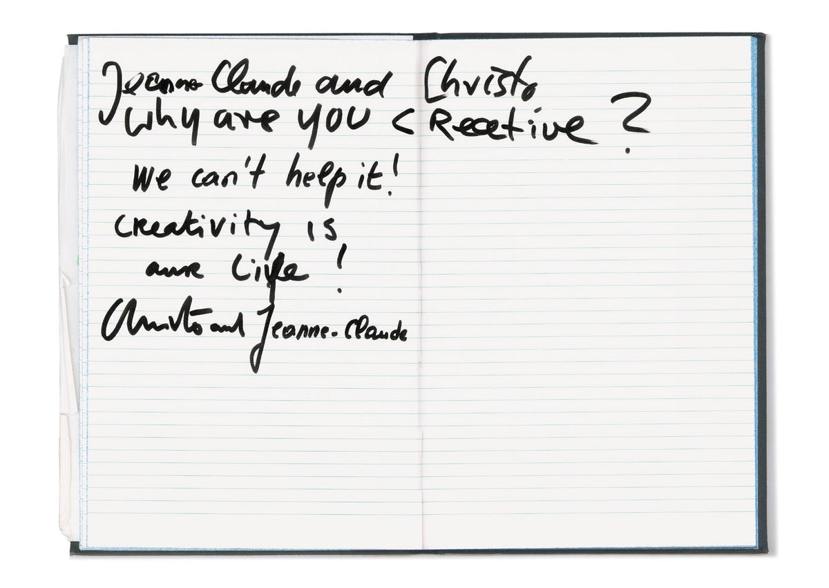 Aufgeschlagenes Notizbuch mit handschriftlichem Text Why are you creative auf linierten Seiten.