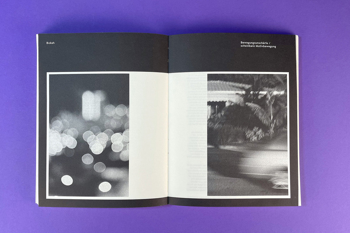 Aufgeschlagenes Buch zeigt auf violettem Grund zwei Schwarz-Weiß-Fotos zu Bokeh und Bewegungsunschärfe.