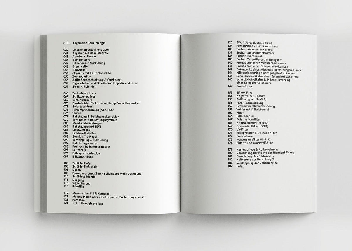 Aufgeschlagenes Buch mit zweispaltigem Inhaltsverzeichnis zu Fachbegriffen der analogen Fotografie.