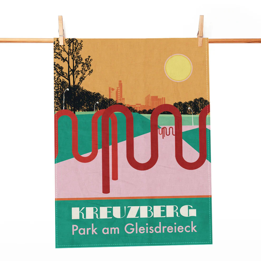 Geschirrtuch mit Motiv vom Park am Gleisdreieck in Berlin-Kreuzberg und roten Wellenstrukturen vor orangefarbenem Himmel.