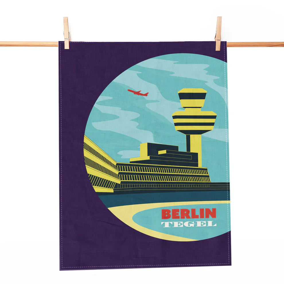 Dunkelblaues Geschirrtuch mit grafischem Motiv des Berliner Flughafens Tegel und gelbem Tower.