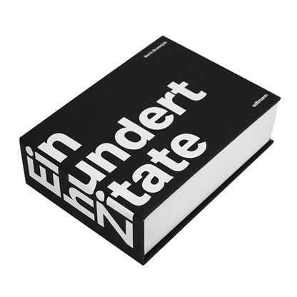 Schwarzes Buch mit weißem Titel "Einhundert Zitate" auf weißem Hintergrund