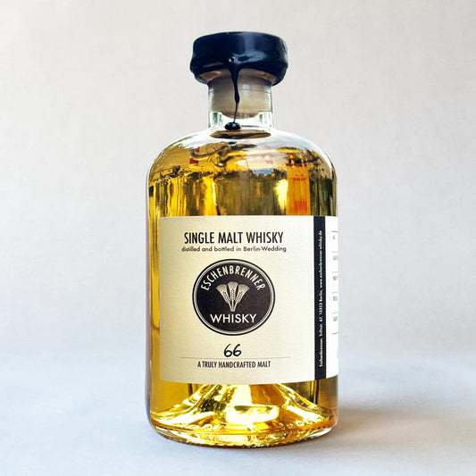 Eschenbrenner 66: Flasche mit hellem Whisky, schwarzem Verschluss und Vorderetikett
