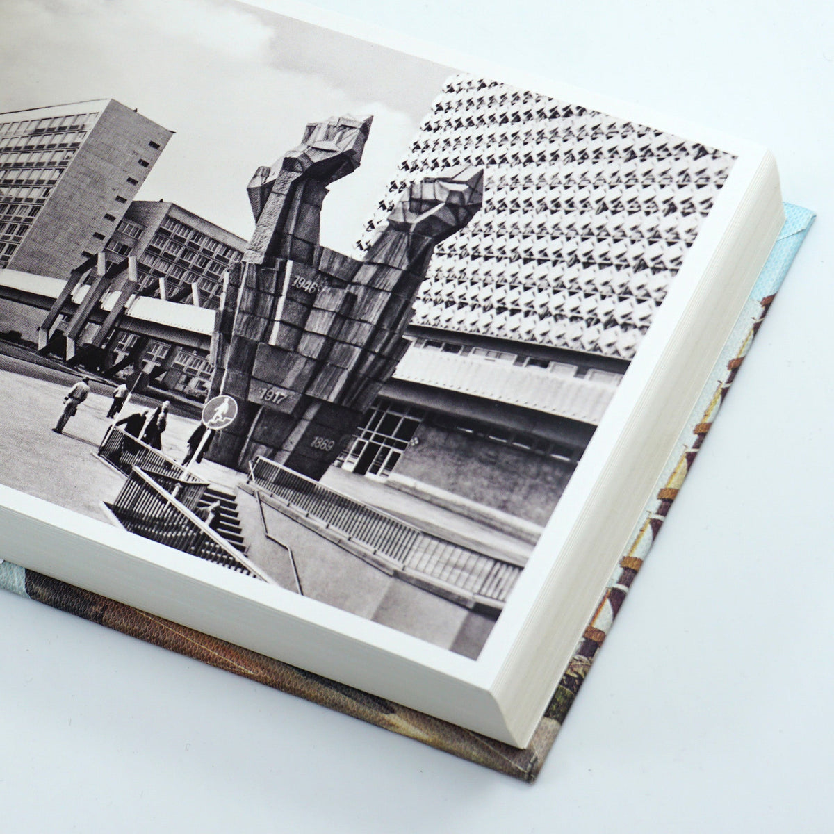 Karten der Moderne – 100 DDR-Postkarten zur Ostmoderne
