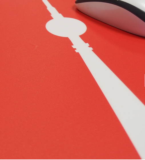 Rotes Mousepad mit weißem Motiv des Berliner Fernsehturms und einer Computermaus