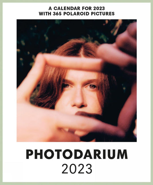 Photodarium-2023-Titel mit Sofortbildfoto einer rothaarigen Person