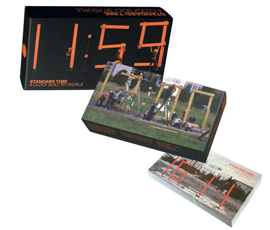 Drei Geschenkboxen von Standard Time mit verschiedenen Motiven der Uhr auf weißem Hintergrund gestapelt.