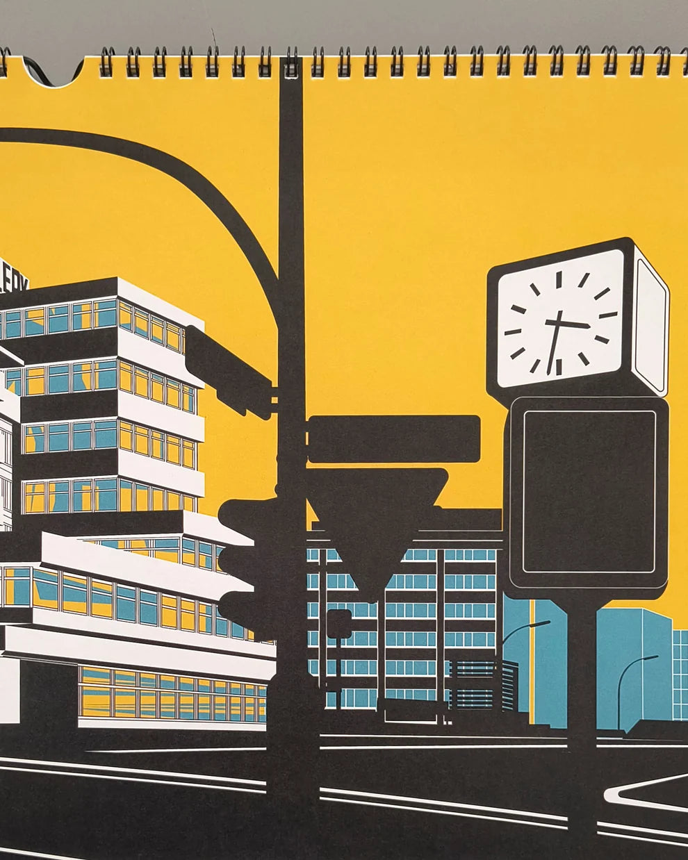 Wandkalender 2027 mit grafischer Illustration einer Berliner Uhr auf einem Pfosten vor gelbem Hintergrund.