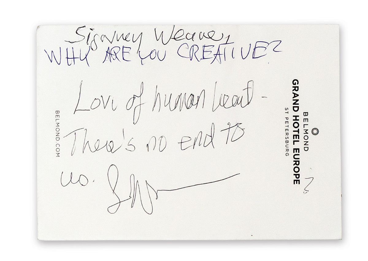 Handschriftliche Antwort von Sigourney Weaver auf einer Postkarte zum Buch Why Are You Creative?