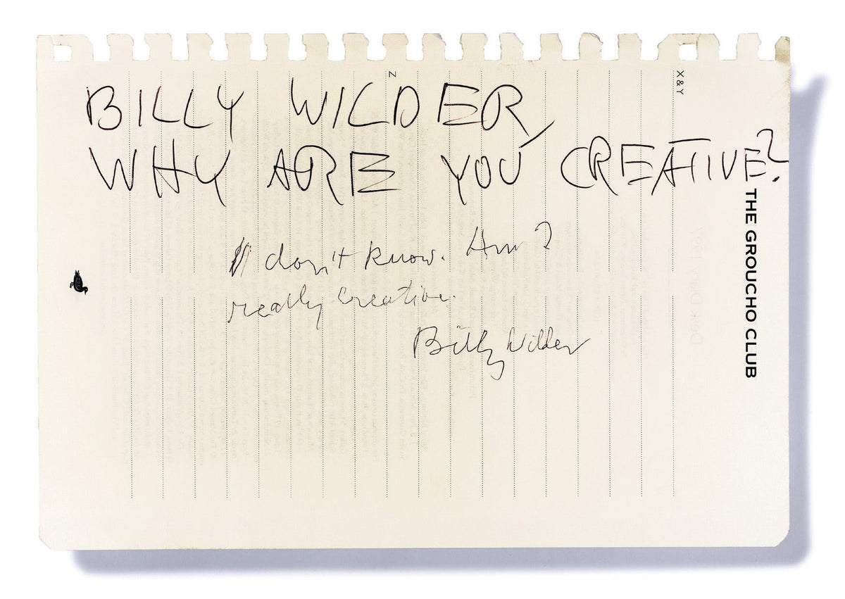 Handschriftliche Notiz von Billy Wilder mit der Frage Why are you creative auf einem linierten Notizblockblatt.