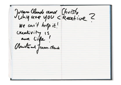 Aufgeschlagenes Notizbuch mit handschriftlichem Text Why are you creative auf linierten Seiten.